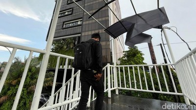 Duh... Atap Kanopi JPO di Bekasi Ini Bergelayut Nyaris Jatuh