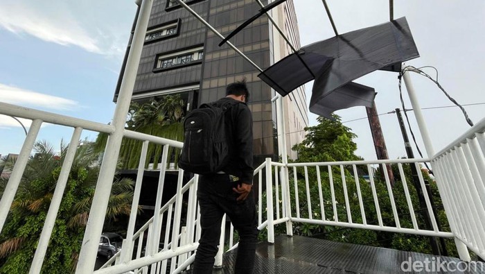 Atap Kanopi JPO di Bekasi Ini Bergelayut Nyaris Jatuh Kondisi atap kanopi Jenbatan Penyeberangan Orang (JPO) di Jalan Ahmad Yani, Kota Bekasi, Rabu (30/03/2022), tidak terawat dan memprihatinkan. Atap kanopi JPO tampak bergelayut nyaris jatuh dan butuh perbaikan dari pihak terkait.