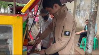 Saat mengunjungi studio podcast milik sang ayah, Azka pernah membeli seporsi ketoprak. Ia juga belajar membuat bumbu ketoprak itu langsung dari penjualnya. Foto: Instagram @azkacorbuzier