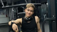 Momen Azka saat sedang olahraga kerap diunggah ke media sosial. Ini salah satu momennya sambil menikmati sebotol kopi susu dingin yang menyegarkan. Foto: Instagram @azkacorbuzier