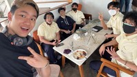 Azka Corbuzier juga pernah mengunggah momennya bersantai bersama teman-teman sekolahnya. Saat itu mereka mengunjungi kafe an manikmati hidangan lezat. Foto: Instagram @azkacorbuzier