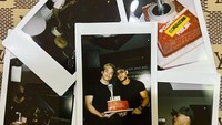 Momen kebersamaan Azka dan sang ayah sering diunggah ke Instagram pribadinya. Seperti merayakan ulang tahun sang ayah dengan seloyang kue ulang tahun berdesain khas podcast Close The Door Corbuzier. Foto: Instagram @azkacorbuzier