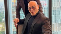 Anak tunggal dari Deddy Corbuzier ini tengah menajdi sorotan lantaran akan bertarung melawan Vicky Prasetyo di ring tinju. Diketahui juga kalau Vicky pernah menikahi ibunda Azka yaitu Kalina Oktarani. Foto: Instagram @azkacorbuzier