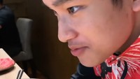 Remaja berusia 15 tahun ini juga pernah mengunggah video saat menikmati shabu-shabu di sebuah restoran. Ini momen Azka saat mencicipi kuah kaldu yang dicampurkan es krim. Foto: Instagram @azkacorbuzier