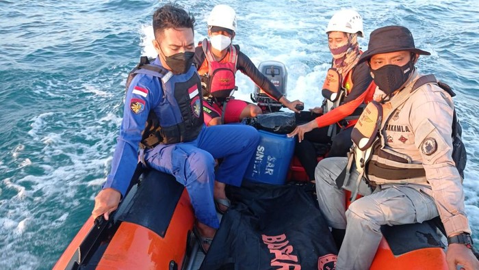Bakamla RI Temukan Jasad Nelayan di Perairan Sedau Sinergi Tim SAR Gabungan yang terdiri dari Stasiun Pemantauan Keamanan dan Keselamatan Laut (SPKKL) Bakamla RI Sambas, Relawan Penjaga Laut Nusantara (Rapala), Pos SAR Sintete, Satpolairud Sambas, Polsek dan Koramil Selakau membuahkan hasil atas pencarian nelayan yang sempat dikabarkan hilang selama dua hari di perairan Sedau, Kota Singkawang, Selasa (29/3/2022).