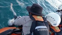 Korban atas nama Riski Kurniawan (15) ditemukan dalam keadaan meninggal dunia sekitar 15 nautical mile (NM) dari lokasi dilaporkan hilang.   