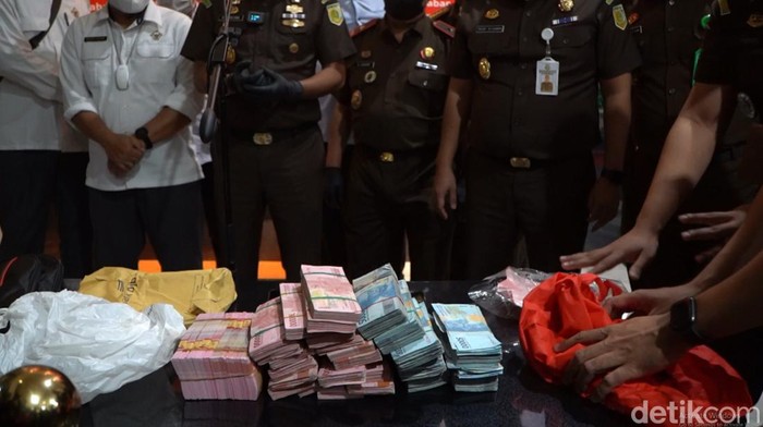 Barang bukti OTT pegawai BPK RI.