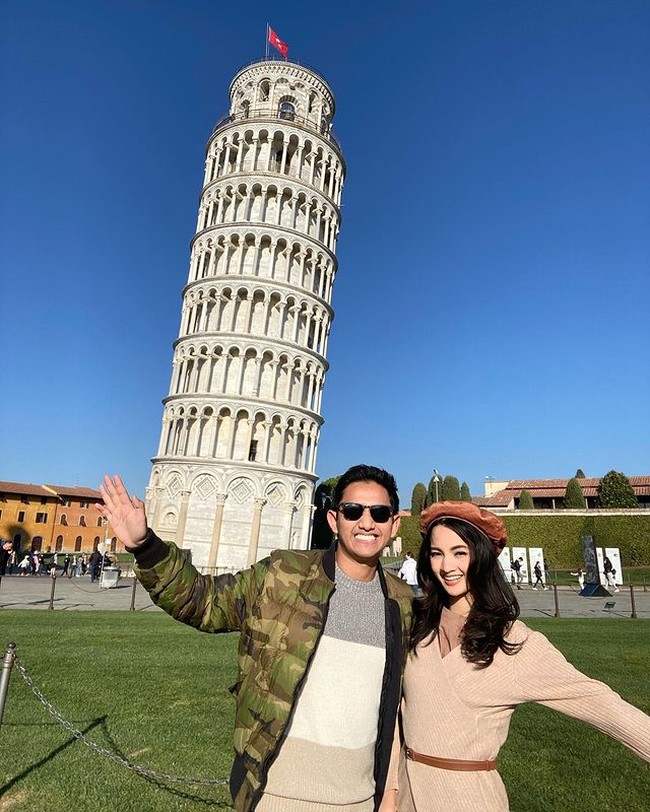 Dengan wajah bahagia, Belva dan Sabrina tampak berpose di depan menara Pisa ketika keduanya sudah berada di Italia. Keromantisan pasangan yang baru menikah ini pun berhasil bikin netizen baper. Foto: Instagram