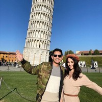 Dengan wajah bahagia, Belva dan Sabrina tampak berpose di depan menara Pisa ketika keduanya sudah berada di Italia. Keromantisan pasangan yang baru menikah ini pun berhasil bikin netizen baper. Foto: Instagram