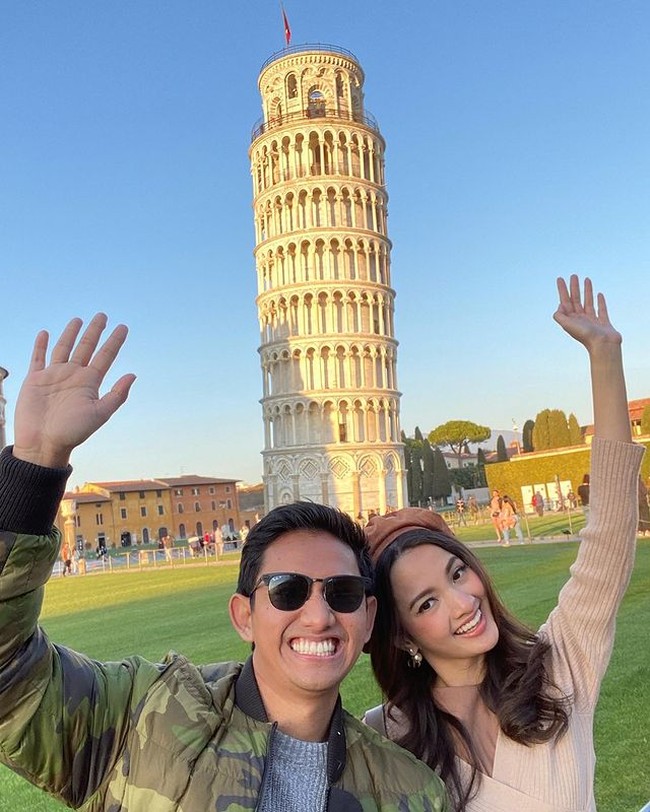 Tersenyum lebar dengan sama-sama bergaya mengangkat salah satu tangannya, Belva dan Sabrina terlihat begitu kompak. Bagaimana manurutmu pasangan baru yang satu ini? Foto: Instagram