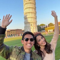 Tersenyum lebar dengan sama-sama bergaya mengangkat salah satu tangannya, Belva dan Sabrina terlihat begitu kompak. Bagaimana manurutmu pasangan baru yang satu ini? Foto: Instagram