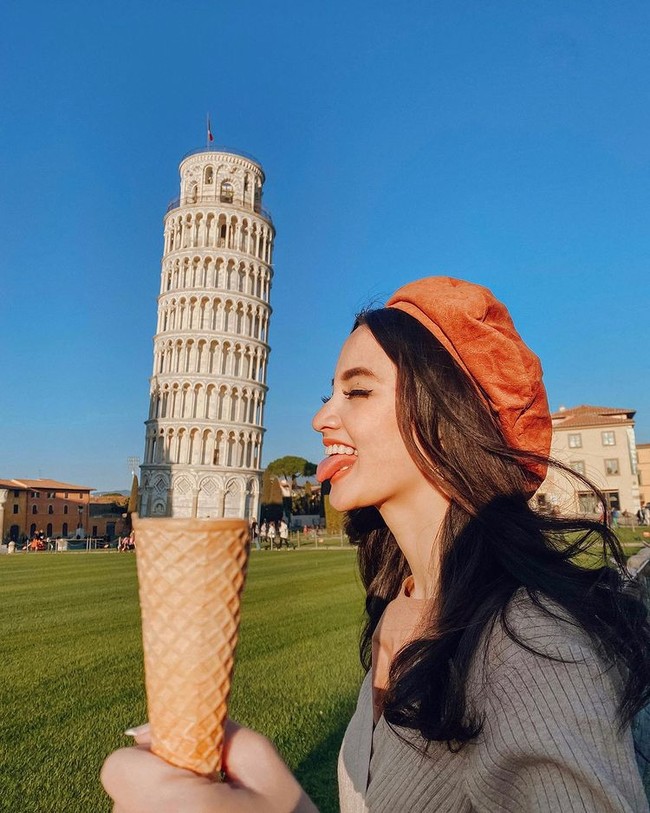 Momen bulan madu Belva dan Sabrina tampak begitu mengasyikkan. Sambil memegang cone di tangannya, menara Pisa jadi tampak seperti es krim yang akan dijilat oleh Sabrina ya.. Foto: Instagram