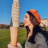 Momen bulan madu Belva dan Sabrina tampak begitu mengasyikkan. Sambil memegang cone di tangannya, menara Pisa jadi tampak seperti es krim yang akan dijilat oleh Sabrina ya.. Foto: Instagram
