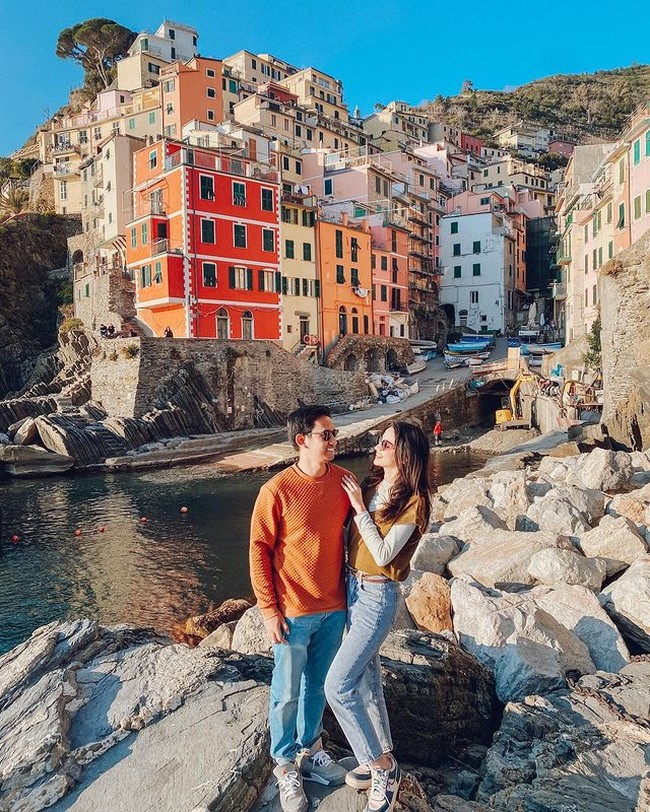 Tak hanya berkunjung ke menara Pisa, Belva dan Sabrina juga berkesempatan mengunjungi Rio Maggiore. Pemandangan di Cinque Terre, Rio Maggiore, Italia itu tampak begitu indah dengan bangunan yang memiliki cat tembok warna-warni. Foto: Instagram