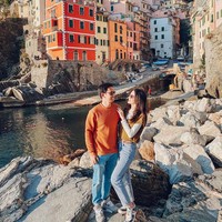 Tak hanya berkunjung ke menara Pisa, Belva dan Sabrina juga berkesempatan mengunjungi Rio Maggiore. Pemandangan di Cinque Terre, Rio Maggiore, Italia itu tampak begitu indah dengan bangunan yang memiliki cat tembok warna-warni. Foto: Instagram
