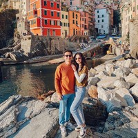 Belva dan Sabrina pun terlihat kompak mengenakan busana simpel. Belva tampak mengenakan sweater oranye yang dipadukan dengan celana panjang jeans berwarna biru. Sedangkan Sabrina tampil dengan kaos lengan panjang putih yang dipadukan dengan kaos lengan pendek berwarna coklat kehijauan dann celana panjang jeans biru. Foto: Instagram