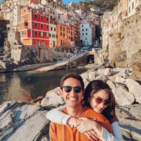 Sama-sama mengenakan sunglasses, Sabrina tampak merangkul mesra suaminya dari belakang. Kemesraan keduanya pun bikin yang melihat jadi ikutan baper. Foto: Instagram