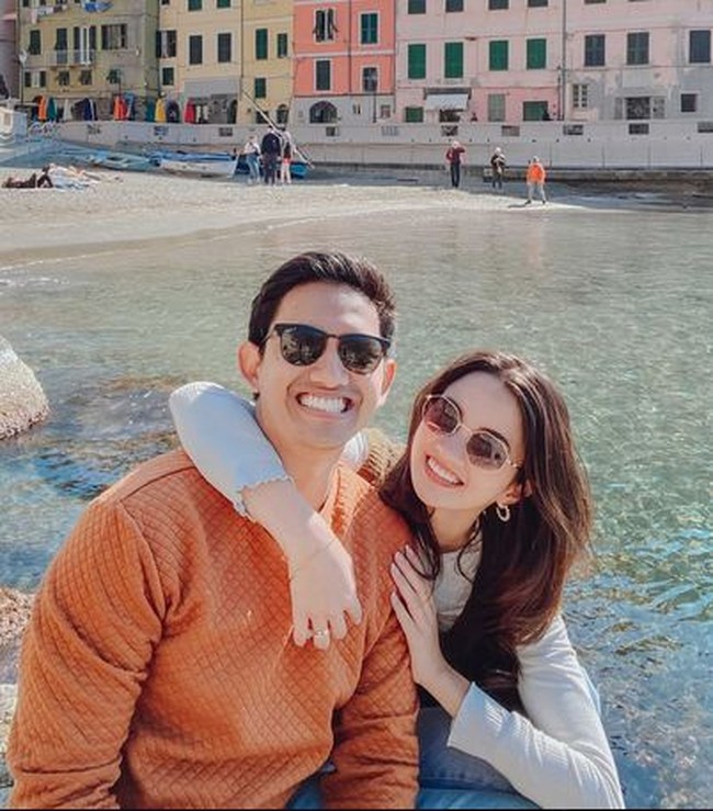 Belva Devara dan Sabrina Anggraini telah resmi menjadi pasangan suami istri pada 5 Maret 2022. Sebelumnya CEO Ruangguru itu telah terlebih dahulu melamar Sabrina. Lamaran tersebut berlangsung dengan romantis di depan gedung Massachusetts Institute of Technology (MIT) Amerika Serikat. Foto: Instagram