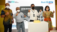 Wakil Direktur Utama PT Bank Tabungan Negara (Persero) Tbk, Nixon LP Napitupulu (kedua dari kanan) kompak mengangkat jempol bersama Direktur Distribution &Funding,  Jasmin (kedua dari kiri) dan Kepala Divisi Retail Funding & Services, Ferry Sipahutar (kiri) serta Kepala Kantor Wilayah II Jakarta- Banten Dewi Fitrianingrum (kanan) saat meluncurkan Tabungan BTN Bisnis di Jakarta, Rabu (30/3).