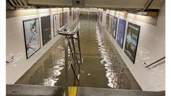 Stasiun subway di New York City yang terendam air. Foto: Debz1lla via Bored Panda
