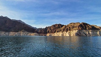 Danau Mead di 2020, bisa dilihat ada tanda air yang mengering. Foto: lovz2hike via Bored Panda