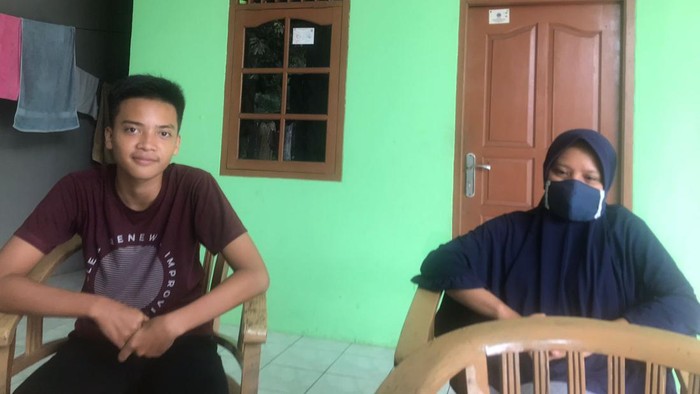 Daffa (kiri) korban order fiktif ojek online di Depok