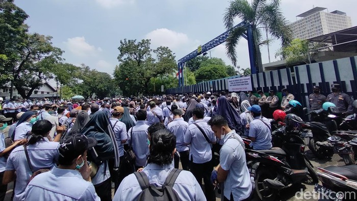 Demo buruh pabrik yang di-PHK sepihak