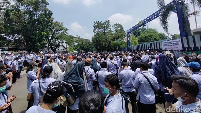 Demo buruh pabrik yang di-PHK sepihak