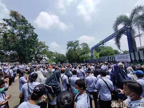Demo buruh pabrik yang di-PHK sepihak