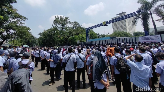 Demo buruh pabrik yang di-PHK sepihak