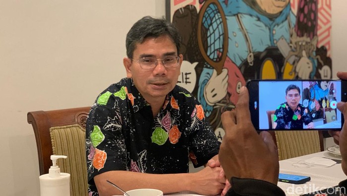 Direktur LSI saat merilis hasil survei Pilpres 2024 di Jatim