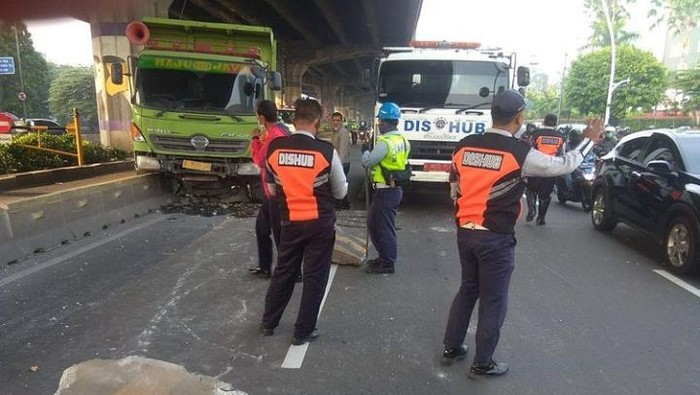 Dump truck menabrak separator di Jakarta Pusat