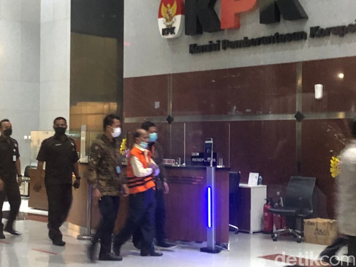 Eks Gubernur Riau Annas Maamun kembali ditahan KPK. Kali ini, Annas terjerat kasus korupsi pemberian hadiah atau janji terkait pengesahan rencana APBD 2014 dan 2015 Provinsi Riau. (M Hanafi/detikcom)