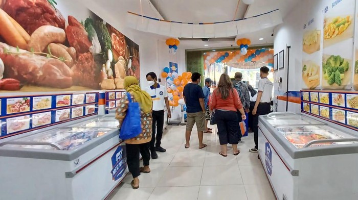Geliat Bisnis UMKM Dukung Kebutuhan Daging Beku Jelang Ramadan Karyawan Meat N Fresh melayani konsumen di toko Meat N Fresh Johar Baru Jakarta. Selain memperhatikan higienitas, kehalalan produk, dan harga yang terjangkau menjadi komitmen Meat N Fresh untuk mendukung bisnis UMKM dalam mendapatkan kesinambungan suplai atas produk-produk yang dibutuhkan untuk menjalankan usahanya.