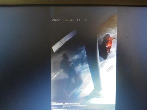 Gerak-gerik pencuri cermin dan keset di Masjid Nurul Huda, Banyudono, terekam kamera CCTV.