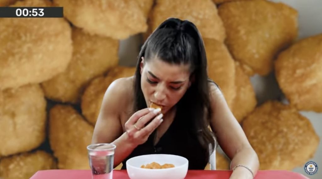 Gokil! Wanita Ini Pecahkan Rekor Dunia Makan 19 Nugget dalam 1 Menit