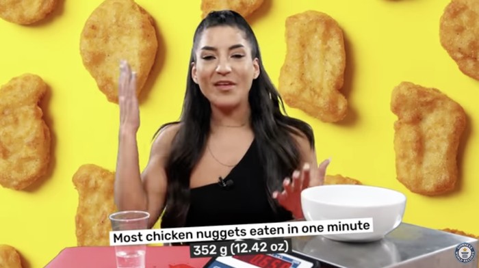 Gokil! Wanita Ini Pecahkan Rekor Dunia Makan 19 Nugget dalam 1 Menit
