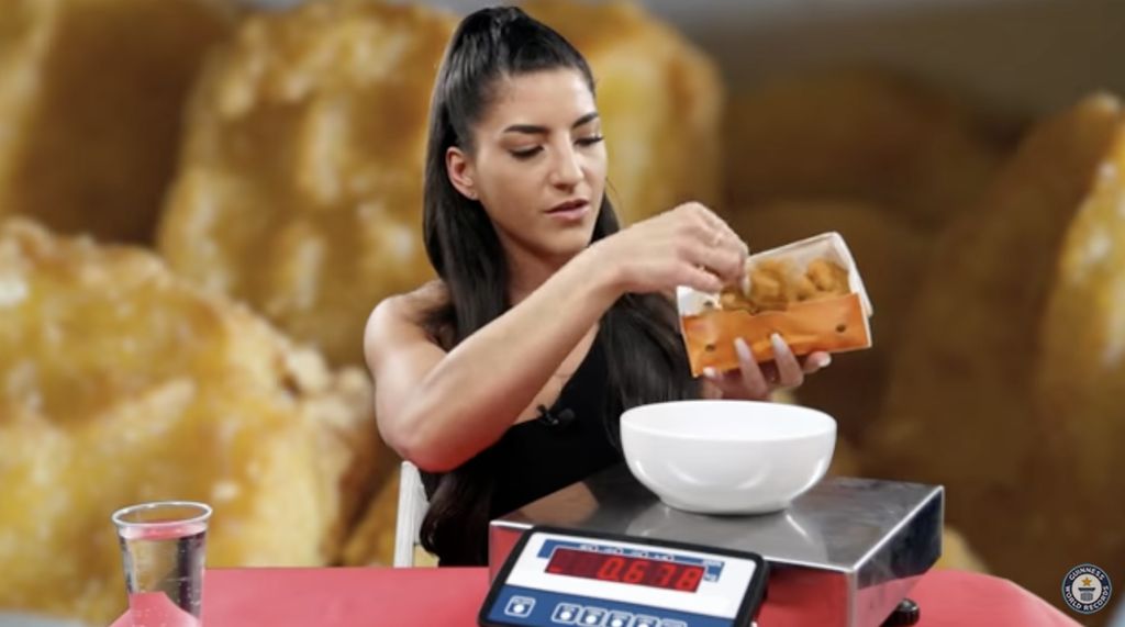 Gokil! Wanita Ini Pecahkan Rekor Dunia Makan 19 Nugget dalam 1 Menit
