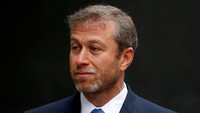 Seperti diketahui, Abramovich merupakan salah satu orang terkaya Rusia yang dekat dengan Vladimir Putin. Miliarder berusia 55 tahun itu pun menjadi salah satu oligarki yang terkena sanksi imbas invasi Rusia ke Ukraina. (REUTERS/Andrew Winning).