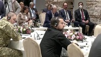 Mengutip AP, juru bicara Kremlin Dmitry Peskov mencoba menjelaskan peran Abramovich dalam perundingan Rusia-Ukraina. Taipan minyak dan alumunium itu, menurut Peskov berperan untuk memastikan kontak tertentu antara pihak Rusia dan Ukraina.  (REUTERS/TURKISH PRESIDENCY).