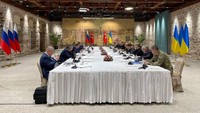 Sementara itu, Roman Abramovich belum lama ini menjadi sorotan internasional karena dilaporkan mengalami gejala keracunan saat menghadiri negosiasi antara Rusia dan Ukraina. Namun, tak selang beberapa lama miliarder Rusia itu kembali muncul menghadiri negosiasi lain antara Rusia dan Ukraina. (via REUTERS/UKRAINIAN PRESIDENTIAL PRESS SER).