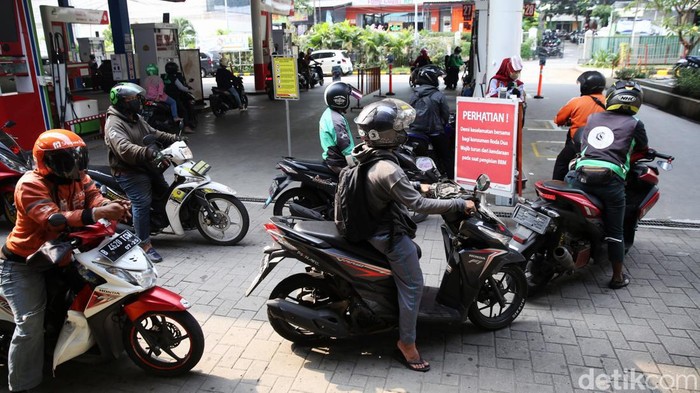 Harga Pertamax Dikabarkan Naik Besok Warga melakukan pengisian BBM jenis Pertamax di SPBU Kuningan, Jakarta Selatan, Rabu (30/3/2022). Kabar berhembus BBM Ron 92 Pertamax bakal naik pada 1 April 2022. Kenaikan harga ini memang santer dikabarkan seiring dengan melejitnya harga minyak dunia.
