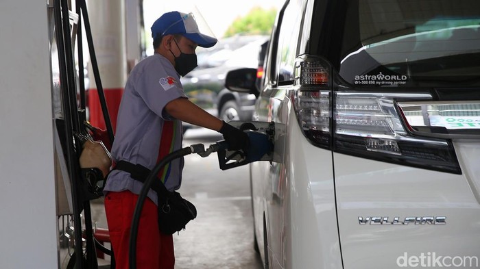 Harga Pertamax Dikabarkan Naik Besok Warga melakukan pengisian BBM jenis Pertamax di SPBU Kuningan, Jakarta Selatan, Rabu (30/3/2022). Kabar berhembus BBM Ron 92 Pertamax bakal naik pada 1 April 2022. Kenaikan harga ini memang santer dikabarkan seiring dengan melejitnya harga minyak dunia.