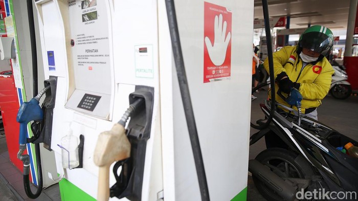 Warga melakukan pengisian BBM jenis Pertamax di SPBU Kuningan, Jakarta Selatan, Rabu (30/3/2022). Kabar berhembus BBM Ron 92 Pertamax bakal naik pada 1 April 2022. Kenaikan harga ini memang santer dikabarkan seiring dengan melejitnya harga minyak dunia.