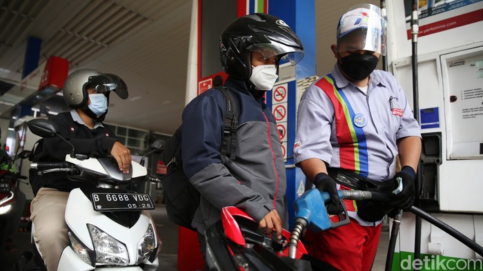 Warga melakukan pengisian BBM jenis Pertamax di SPBU Kuningan, Jakarta Selatan, Rabu (30/3/2022). Kabar berhembus BBM Ron 92 Pertamax bakal naik pada 1 April 2022. Kenaikan harga ini memang santer dikabarkan seiring dengan melejitnya harga minyak dunia.