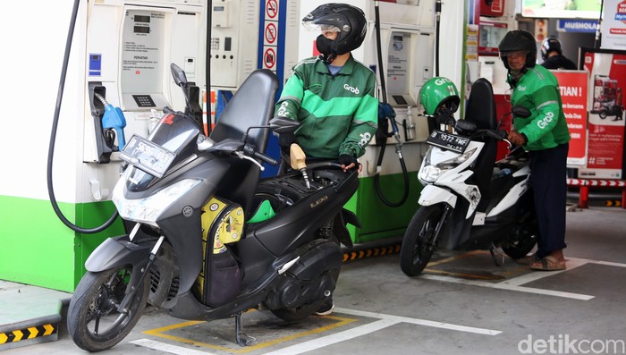 Warga melakukan pengisian BBM jenis Pertamax di SPBU Kuningan, Jakarta Selatan, Rabu (30/3/2022). Kabar berhembus BBM Ron 92 Pertamax bakal naik pada 1 April 2022. Kenaikan harga ini memang santer dikabarkan seiring dengan melejitnya harga minyak dunia.