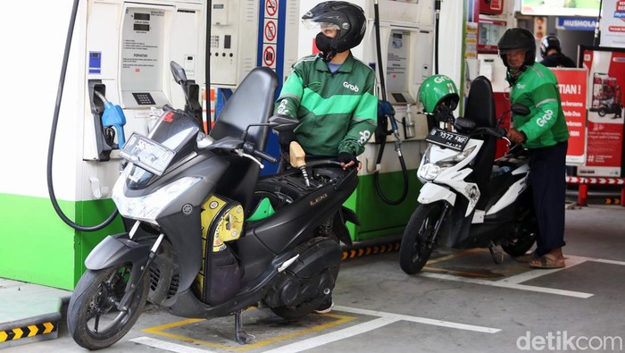Warga melakukan pengisian BBM jenis Pertamax di SPBU Kuningan, Jakarta Selatan, Rabu (30/3/2022). Kabar berhembus BBM Ron 92 Pertamax bakal naik pada 1 April 2022. Kenaikan harga ini memang santer dikabarkan seiring dengan melejitnya harga minyak dunia.