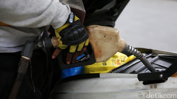 Warga melakukan pengisian BBM jenis Pertamax di SPBU Kuningan, Jakarta Selatan, Rabu (30/3/2022). Kabar berhembus BBM Ron 92 Pertamax bakal naik pada 1 April 2022. Kenaikan harga ini memang santer dikabarkan seiring dengan melejitnya harga minyak dunia.
