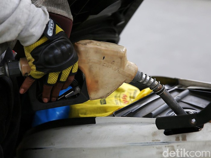 Warga melakukan pengisian BBM jenis Pertamax di SPBU Kuningan, Jakarta Selatan, Rabu (30/3/2022). Kabar berhembus BBM Ron 92 Pertamax bakal naik pada 1 April 2022. Kenaikan harga ini memang santer dikabarkan seiring dengan melejitnya harga minyak dunia.