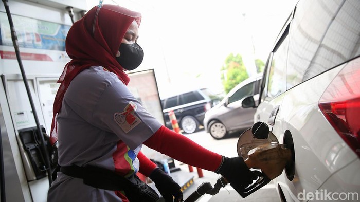 Warga melakukan pengisian BBM jenis Pertamax di SPBU Kuningan, Jakarta Selatan, Rabu (30/3/2022). Kabar berhembus BBM Ron 92 Pertamax bakal naik pada 1 April 2022. Kenaikan harga ini memang santer dikabarkan seiring dengan melejitnya harga minyak dunia.